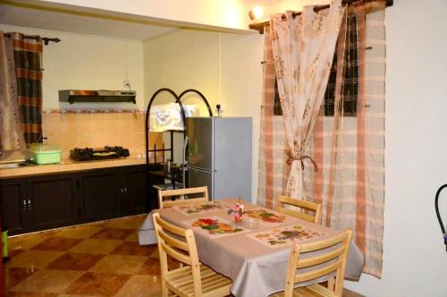 廚房, 2 bedrooms appartement with enclosed garden and wifi at Bel Ombre in 貝爾歐姆伯拉