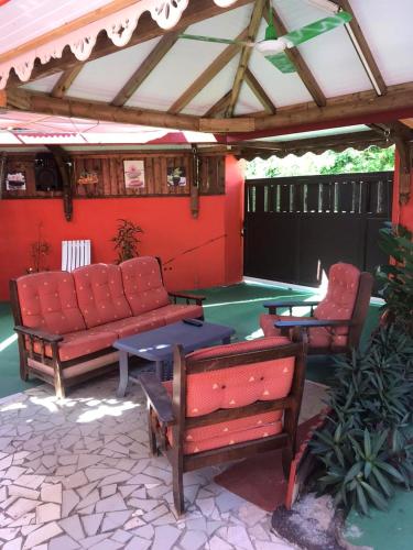 Varanda/terraço, Bungalow charmant à Trois-Rivières avec piscine privée (Bungalow charmant a Trois-Rivieres avec piscine privee) in Trois-Rivieres