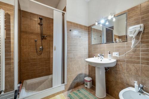 Bathroom, 3 bedrooms appartement with private pool jacuzzi and enclosed garden at Fabrica di Roma in Fabrica Di Roma