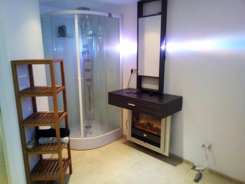 ฝักบัว, Comfortable Apartment in Waterloo with Jacuzzi - 78m² in วอเตอร์ลู