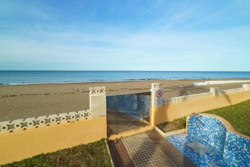 Luxury 3-Bed Apartment on the first beach line