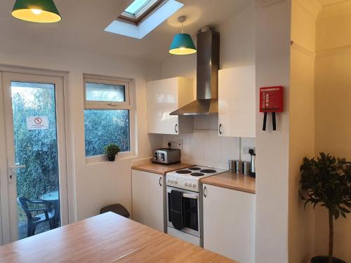 Kitchen, Mackie House by Cliftonvalley Apartments in Filton