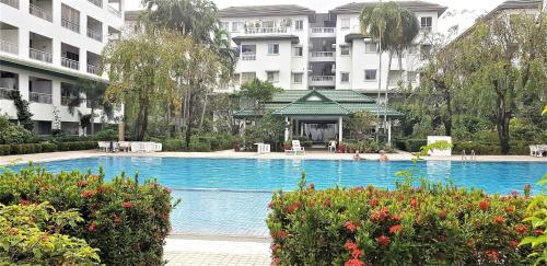 Luxury 1 bed corner condo