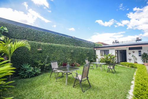 Garden, Berlor Airport Inn in Alajuela