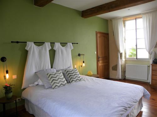 1 king bed, 1 twin bed