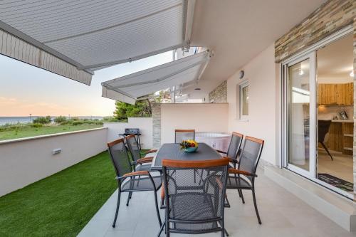 Beachfront 2 bedroom villa with jacuzzy and private parking - SGB2 - main image