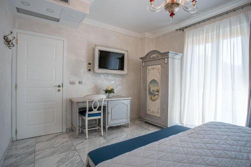 Deluxe Double Room image 2