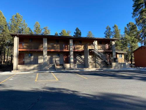 Motel In The Pines - Photo 3 of 50