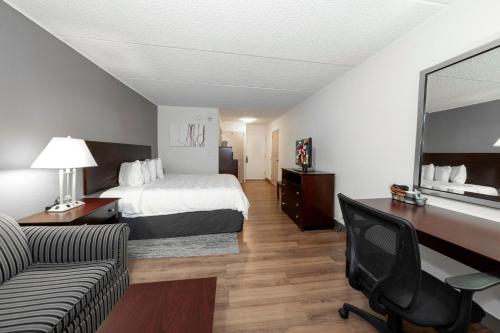 Red Roof PLUS+ Newark Liberty Airport - Carteret in Carteret (New Jersey)