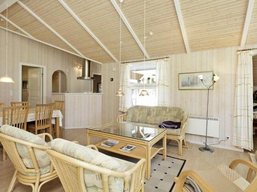 Three-Bedroom Holiday home in Ålbæk 9 - image 3