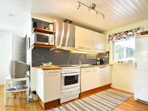 Two-Bedroom Holiday home in Hallabro 3