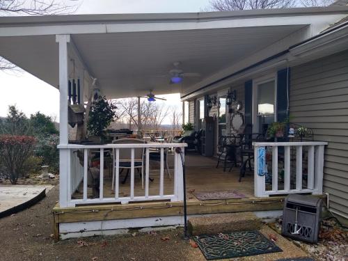 serenity hill bed and breakfast in Sloans Crossing, USA