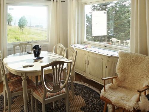 Four-Bedroom Holiday home in Arnøyhamn