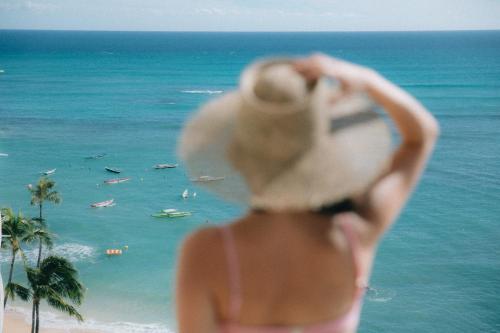 Kaimana Beach Hotel - image 2