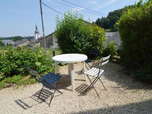 Modern Farmhouse in Chassepierre with Terrace gîte à louer Lacuisine