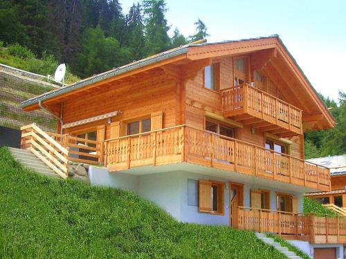 Stunning Mountain View Chalet and Jacuzzi in Les Collons