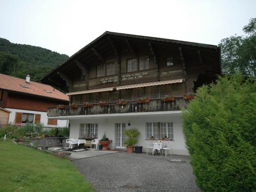 B&B Wilderswil - Pristine home in a charming village large grassy sunbathing area view of the M nch and Jungfrau - Bed and Breakfast Wilderswil