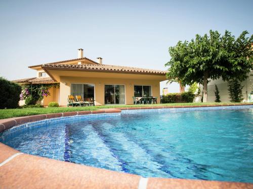 Modern Villa in les Corts with Pool gîte à louer Viladamat