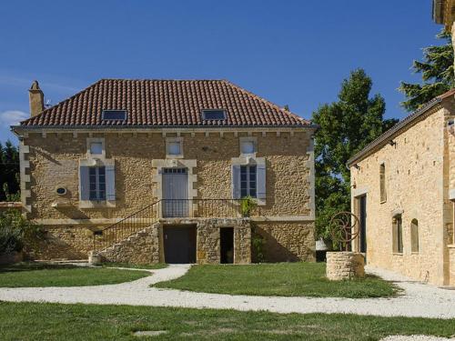 Majestic Holiday Home in Sainte-Foy-de-Belvès with Garden gîte à louer Le Breuil