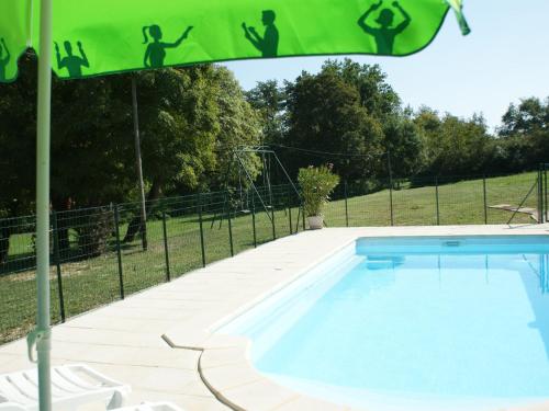 Spacious Holiday Home with Private Swimming Pool in Cuneges gîte à louer Malveyrein