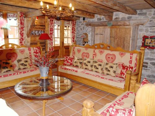 Cosy Chalet in Champagny-en-Vanoise near Ski Area - Location, gîte - Montagny