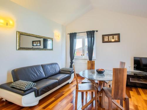 Apartment in Murter near Beach and Pool, Murter (photo 2)