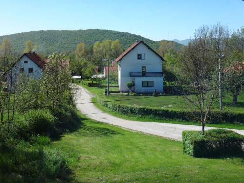 Quiet country side cottage near nature park Velebit