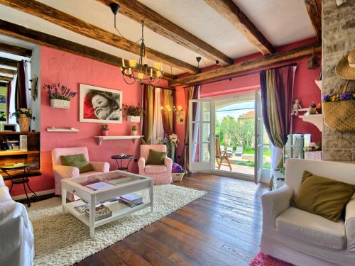  Lush Villa with Artistic Interiors Pool, Pension in Baderna