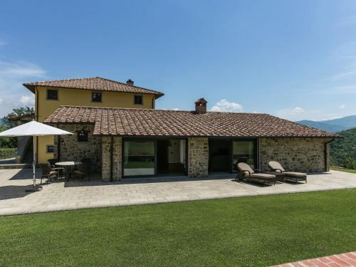  Beautiful Mansion in Poppi with Pool, Pension in Poppi