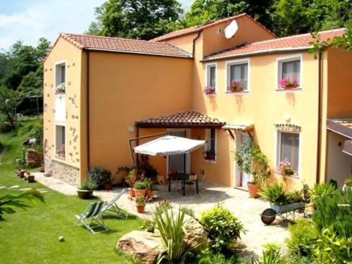  Cozy Holiday Home in Vezzi Portio with Swimming Pool, Pension in Carbuta bei Carbuta