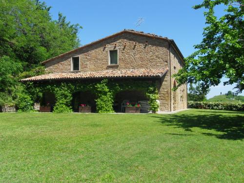  Stone house in the green rolling hills of the Apennines with garden, Pension in Modigliana