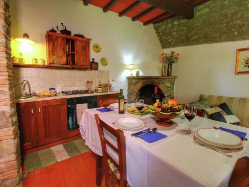 Farmhouse in Cortona wit garden and pool