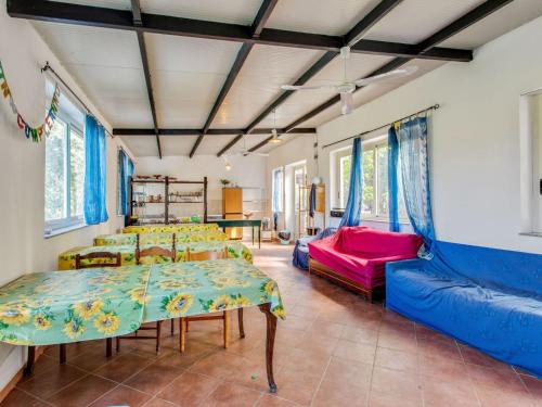  Cosy holiday home in Gioiosa Marea with shared pool, Unterkunft in Gioiosa Marea