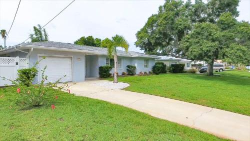 Sunny Getaway - Beautiful Vacation Rental home - image 3