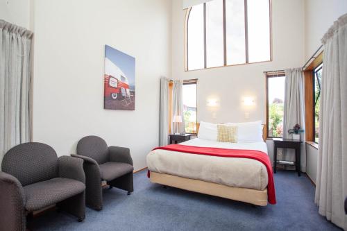 Cascades Lakefront Motel Room Type - Budget Upstairs Studio
