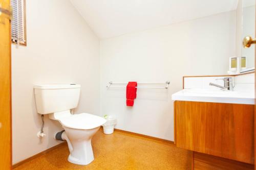 Cascades Lakefront Motel Room Type - Standard Family Unit (5 Guests)
