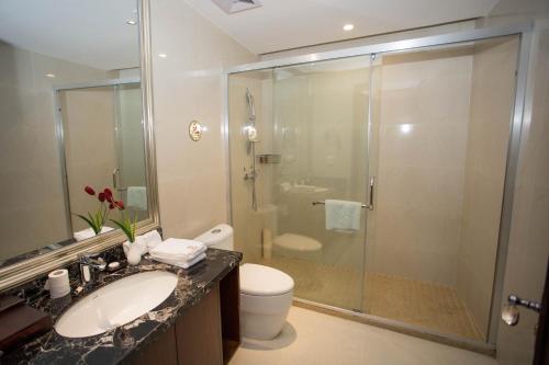 Bathroom, Hong Van Grand Hotel in Chuc Tchia