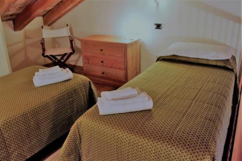 4 twin beds