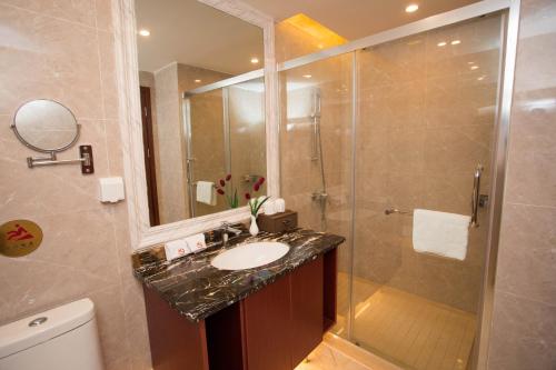 Bathroom, Hong Van Grand Hotel in Chuc Tchia