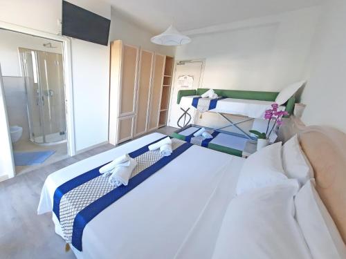 Quadruple Room image 9
