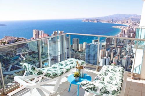  Sky High apartment on the 38th floor - Sea views, Pension in Benidorm