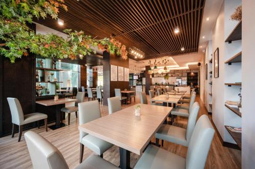 ห้องอาหาร, โคโคเทล แบงค็อก เทวา ทองหล่อ (Kokotel Bangkok Dheva Thonglor) near โรงพยาบาลกรุงเทพ