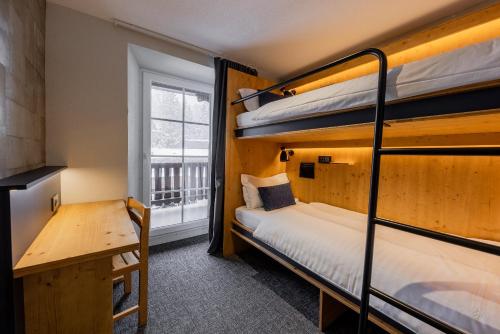 2 bunk beds