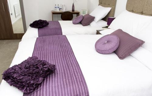 1 double bed, 1 twin bed