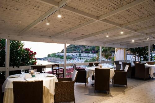 Ресторан, Resort Baia del Silenzio in Пісциота
