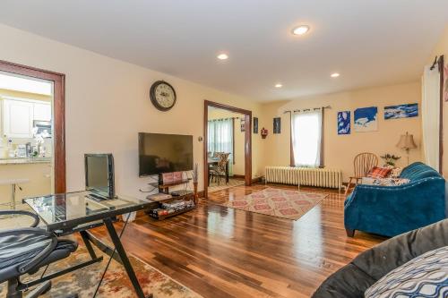 Trendy+Cozy Home 10 Min Ride to Downtown Hartford!