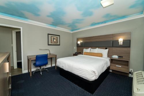 Hollywood Palms Inns & Suites - image 3