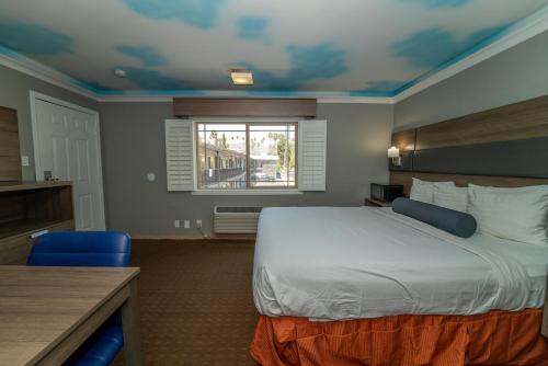 Hollywood Palms Inns & Suites - image 5