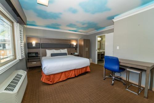 Hollywood Palms Inns & Suites - image 5