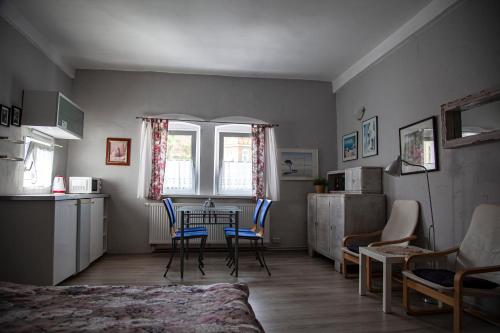 2 twin beds, 1 sofa bed